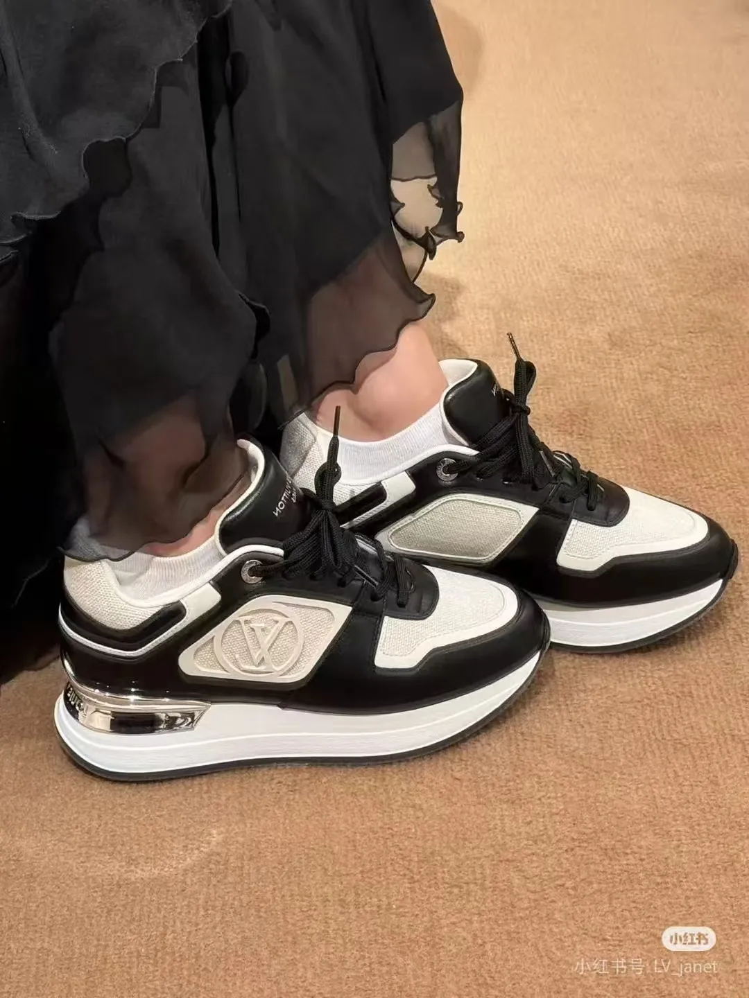 👟👟Ex-factory price 640👟👟 🔥🔥🔥LOUIS VUITTON 2025 couples models are now on the official website of Louis Vuitton, this Neo Run Away sneakers are inspired by running shoes, incorporating LV's iconic must-have shoes into the trend. This version is a 1:1 replica of the original version, made of LV denim and calfskin, highlighting its simple lines and unique wedge outsole. The main details include the LV initials on the side and the engraved gold heel stabilizer on the back plus a hidden insole. 2cm. Sizes 35-42, 39-46. Full package, high version. Welcome new and old customers to inquire.